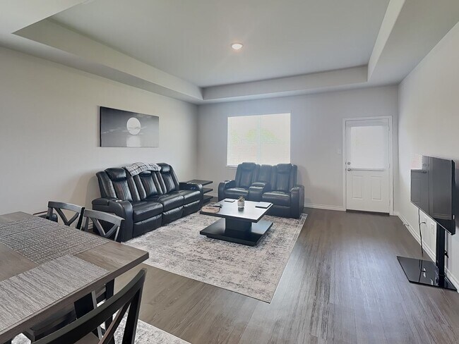 Foto del edificio - Like-New 2024 Build with Office, Game Room & Designer Finishes in Prime Fort Worth Location!