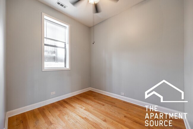 Foto del edificio - 2124 N Milwaukee Ave