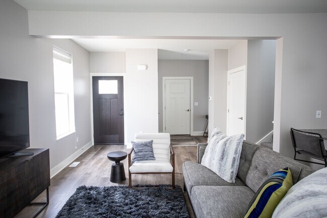 Foto del edificio - Spruce | Three Bedroom - Exterior Walkout