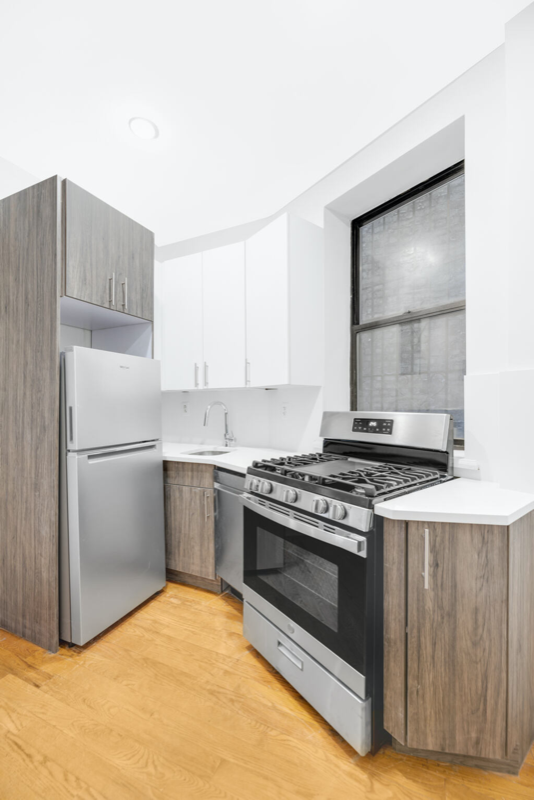 Foto principal - 424 W 49th St