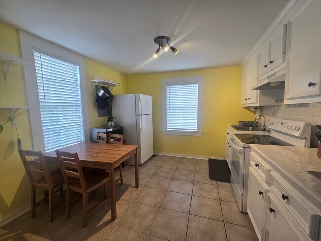 Foto del edificio - 1119 Broadway Avenue J