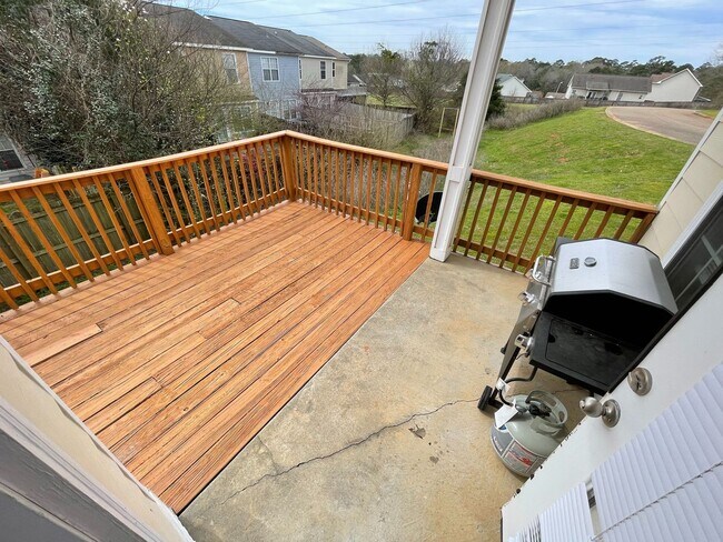 Building Photo - Courtyard Way Subdivision -END UNIT!