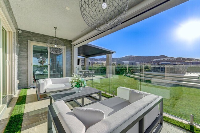Foto del edificio - Distinctive Fully Furnished Estate in The Canyons!