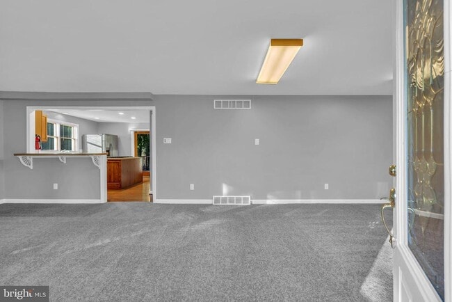 Building Photo - 165 Lakeview Dr S