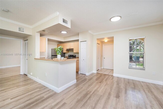 Foto del edificio - 2482 Centergate Dr