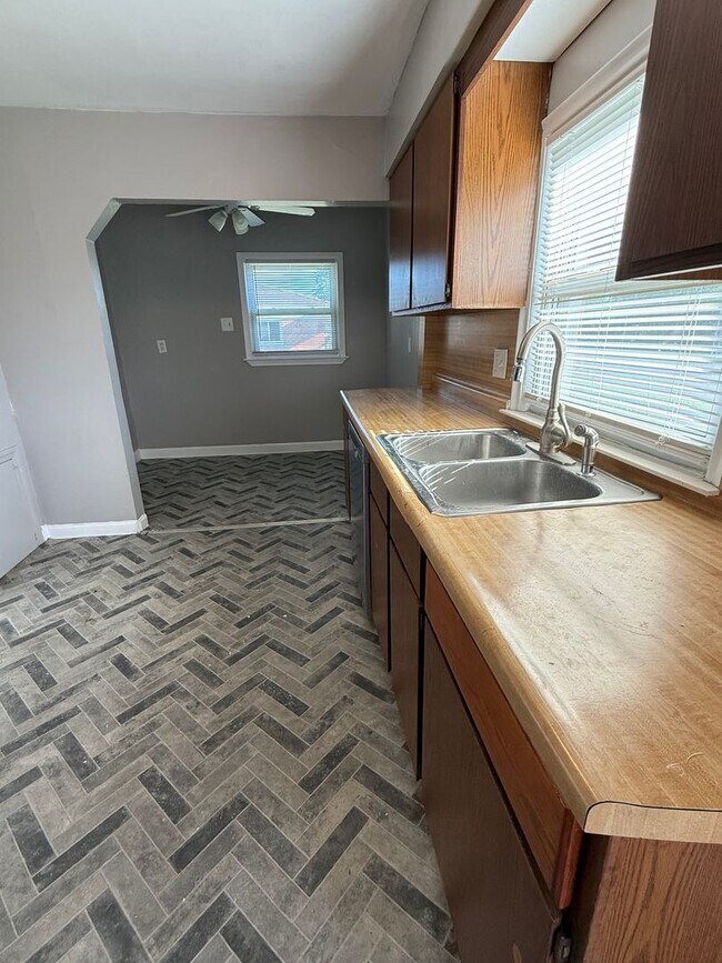 Foto del edificio - Corner Lot Brick Home