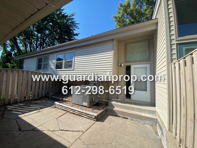 Foto del edificio - End Unit Townhouse Available August 1, Vau...