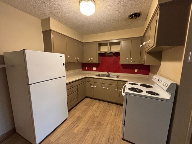 Building Photo - 2 Bed Available Now in North Madison!