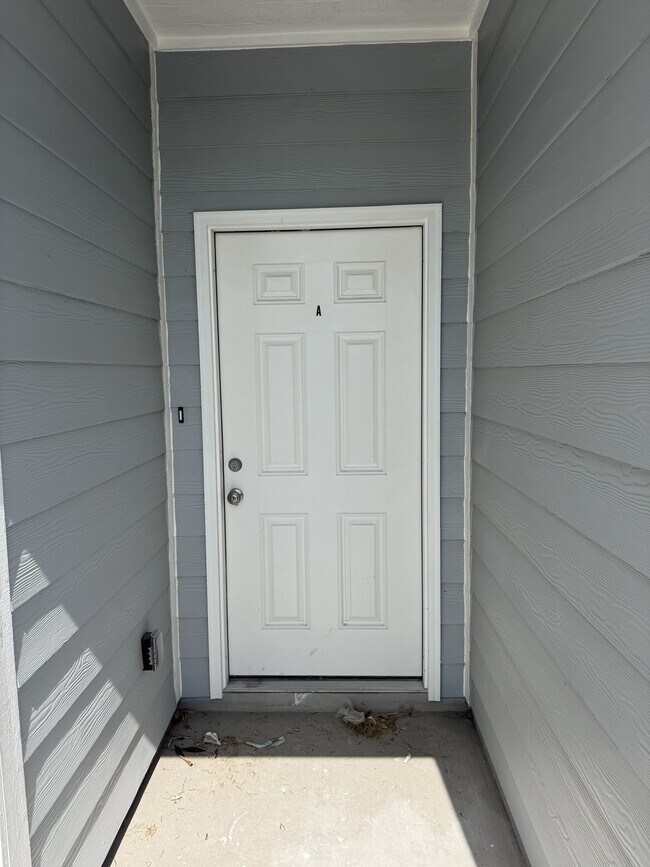 PUERTA PRINCIPAL - 3015 Impala Dr