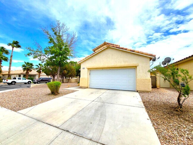Building Photo - 4 Bedroom House, Private Pool,  Large Pets...