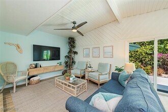 Building Photo - 1971 Holiday Ln