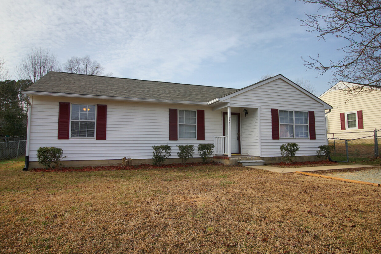 Primary Photo - Updated 3 bedroom house with fenced in yard!