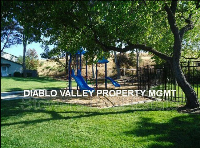 Building Photo - 1526 Spring Valley Cmn