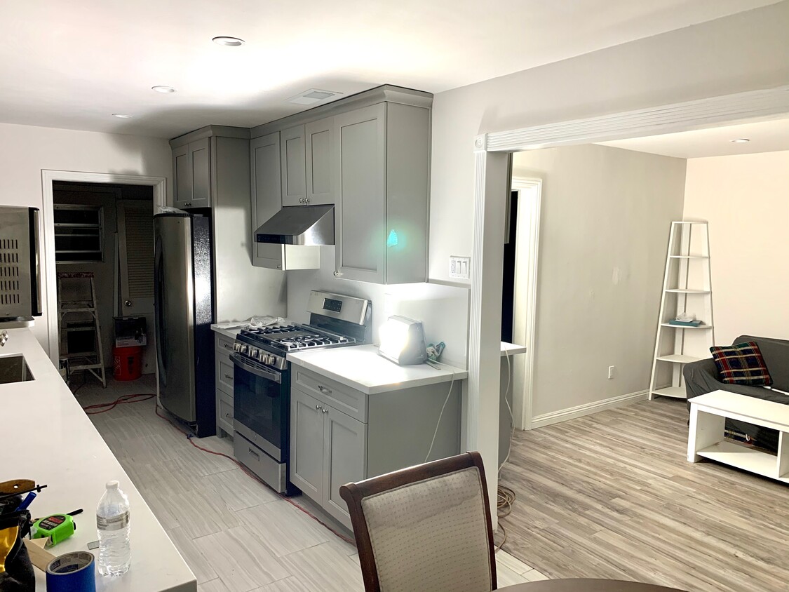 Las imágenes que se muestran son de la remodelación. - 720 N Walnut Ave