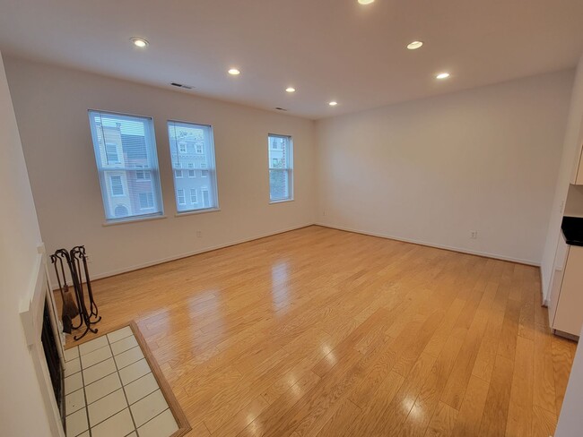 Foto del edificio - Spacious and Bright 2BR 2BA in DC Perfect ...