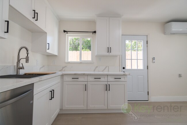 Building Photo - Beautifully Renovated 2BD | 1.5BA Duplex –...
