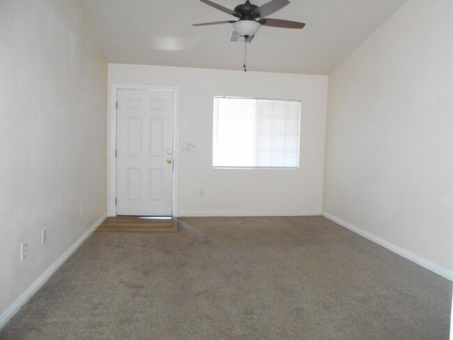 Building Photo - Gated Townhouse in the Heart of North Las ...