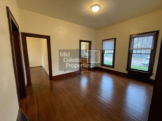 Building Photo - 723 W 5th Ave