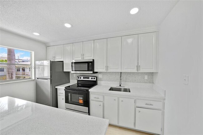 Building Photo - 6211 SW 37th St
