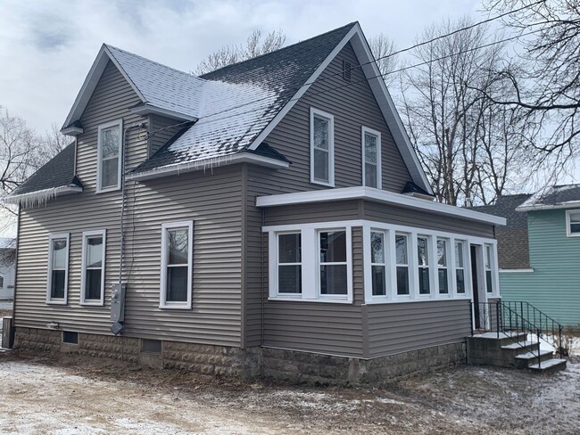 Building Photo - Fully Renovated