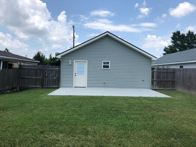 Building Photo - 620 E Perrodin St