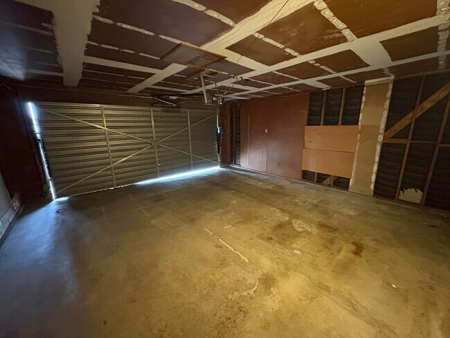 Building Photo - SW Visalia Home Available Now!