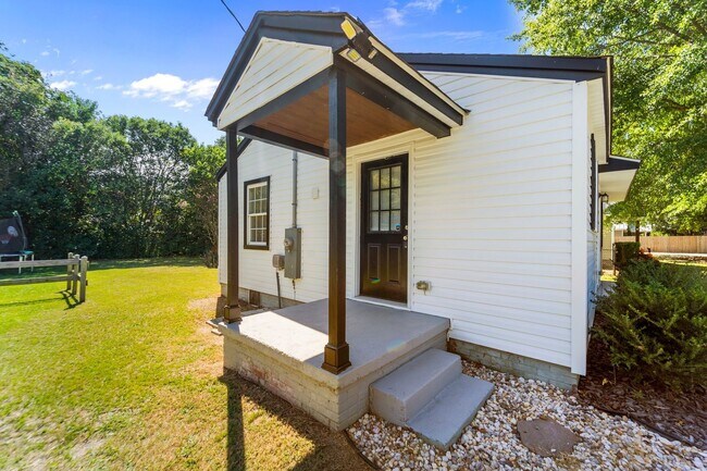 Foto del edificio - Updated 2 Bed 1 Bath in Coats - Pet Friendly!