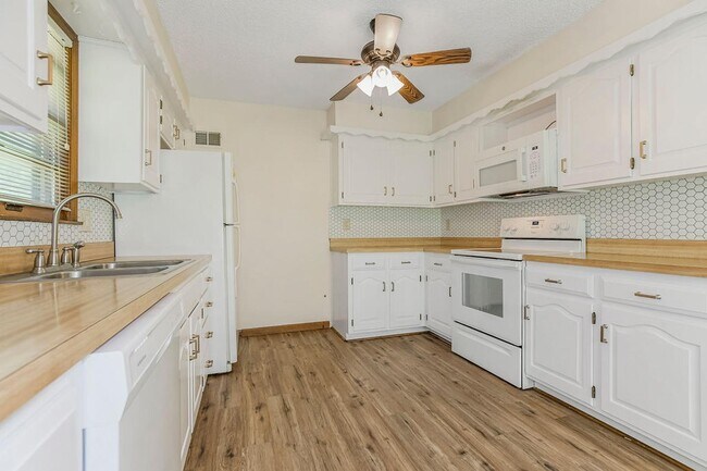 Foto del edificio - Spacious Shawnee Home Near Mill Creek Stre...
