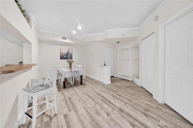 Foto del edificio - 17145 N Bay Rd