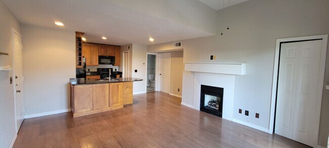 Building Photo - Spacious 1/1 Condo in Lakewood Park, Altam...