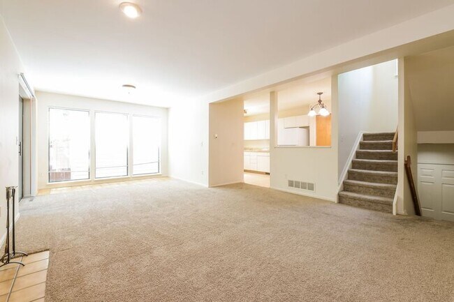 Building Photo - 72 Genesee Ct