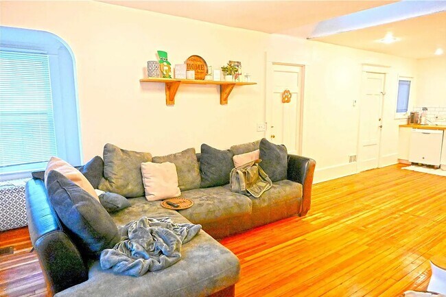 Spacious Livingroom. Hardwood Floors! - 72 Cambridge St