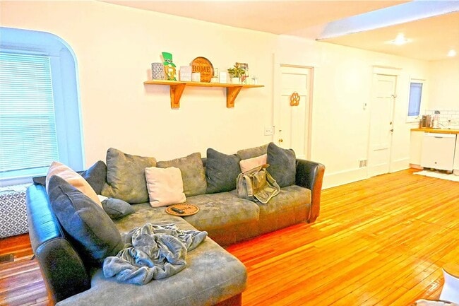 Spacious Livingroom. Hardwood Floors! - 72 Cambridge St