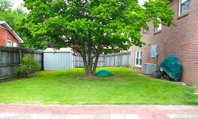 Hermoso patio trasero cercado con área pavimentada para cenar al aire libre. - 4807 Jeffery Dr