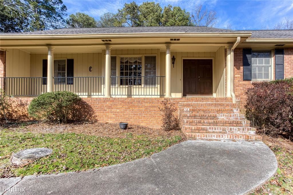 4 br, 2 bath House 6000 Spalding Drive House Rental in Atlanta, GA