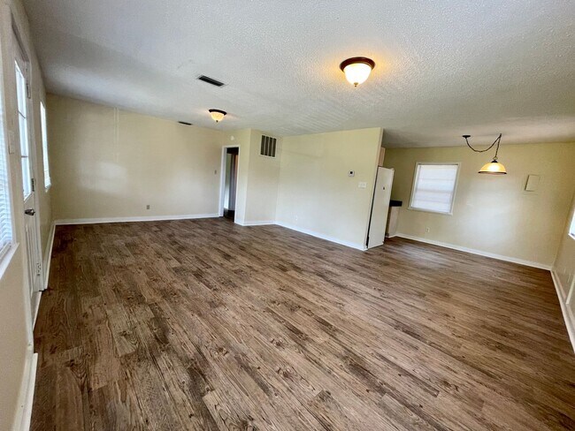 Building Photo - Convenient Location off Halls Mill