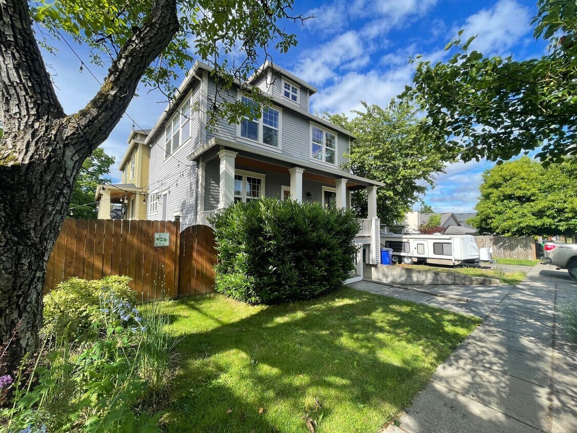 Primary Photo - Modern craftsman 3+ bedroom, 2 ba *Move In...