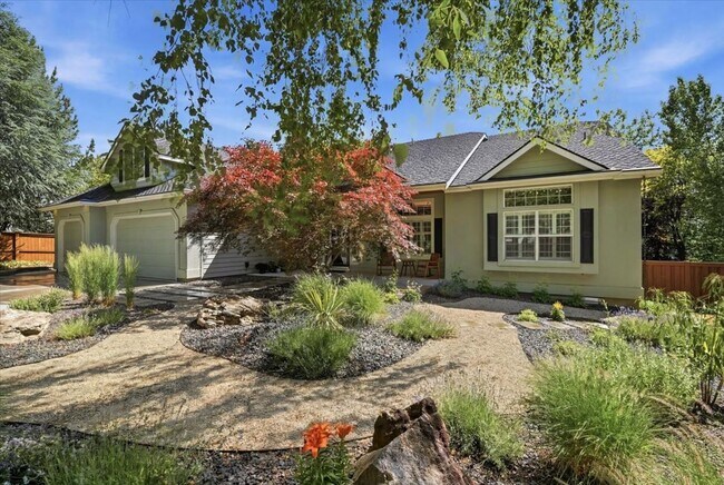 Building Photo - Luxury Living in Southeast Boise, 3-Car Garage, Hot Tub & Flexible Bonus Loft & Private/Secure Wo...