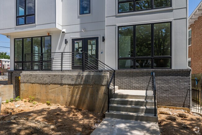 Entrada - 930 Kennedy St NW