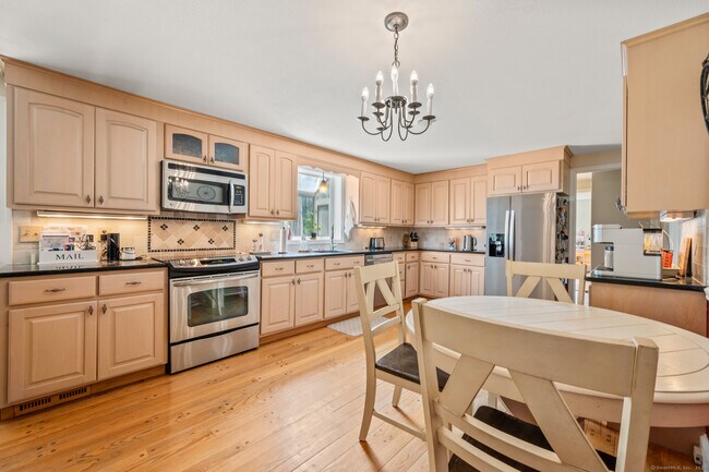 Foto del edificio - 181 Farms Village Rd