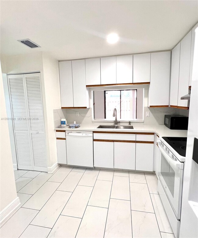 Foto del edificio - 6109 NW 171st St