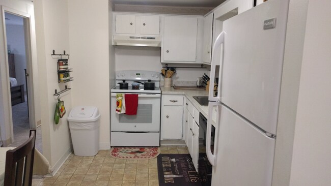 Building Photo - 221 Oak St