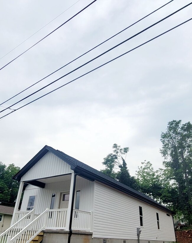 Building Photo - Beautiful new built three-bedroom, two-bat...