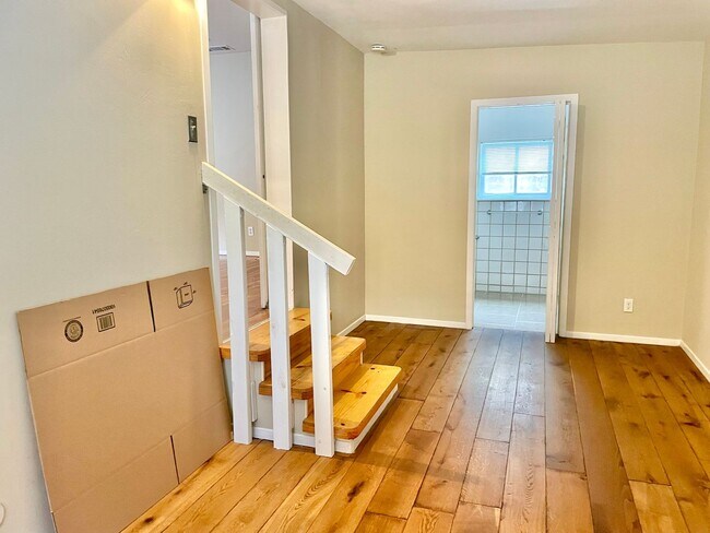 Building Photo - Gorgeous home in a hidden valley with extr...