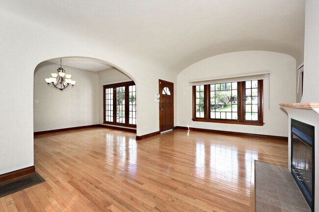 Building Photo - 1424 Warnall Ave
