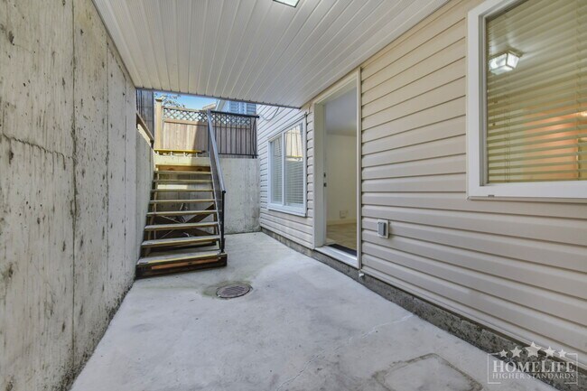 Photo du bâtiment - Bright 2-Bedroom Basement Suite in Sullivan-  All Utilities Included