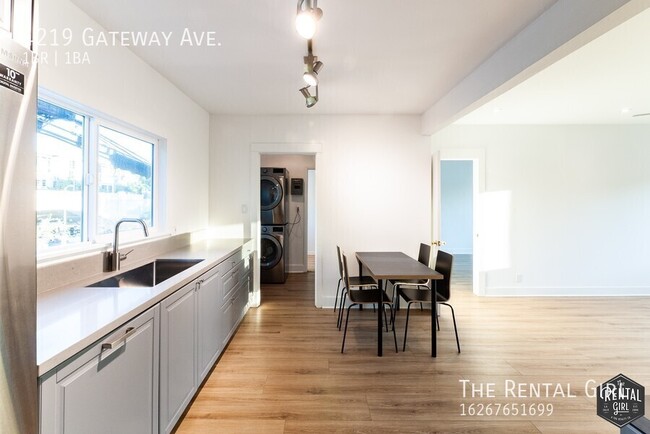 Building Photo - Sweet Silver Lake One Bedroom | Upper Unit...