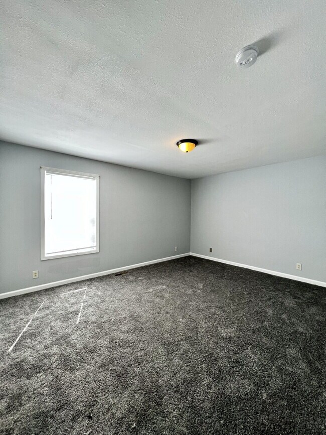 Foto del edificio - 374 JACK MILLER BLVD UNIT G - 2 Bd-1 BA Within 3 Miles to FT. Campbell's Main Gate!!!