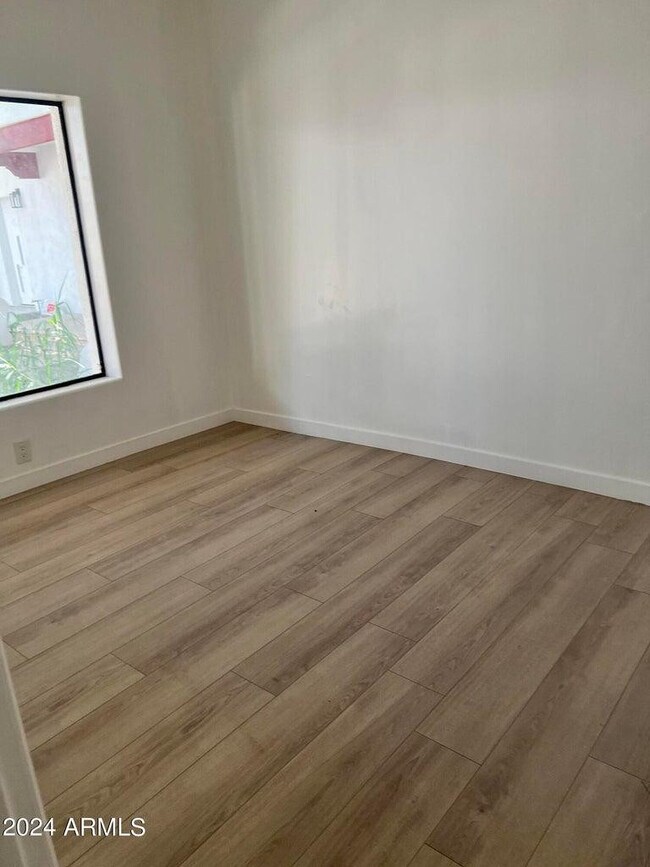 Foto del edificio - 5908 West Myrtle Ave