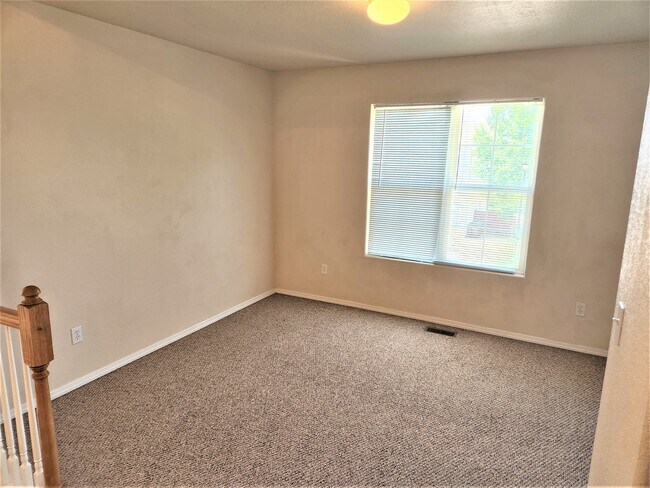 Foto del edificio - 796 Ridgebury Pl
